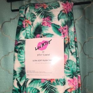 New Betsey Johnson ultra soft plush throw/blanket